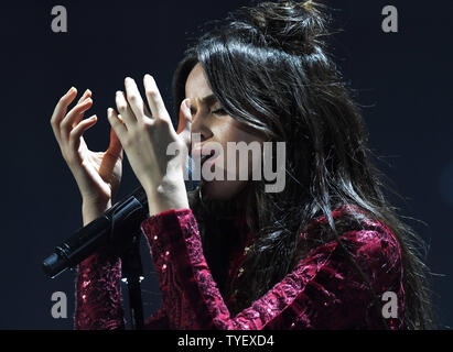 Recording Artist Camila Cabello des Fünften Harmonie verließ die Gruppe nach ihrer Leistung und durchgeführt mit Machine Gun Kelly am Y100 JingleBall Konzert 2016 BB&T Center am 18. Dezember in Sunrise, Florida 2016. Foto von Gary ich Rothstein/UPI Stockfoto