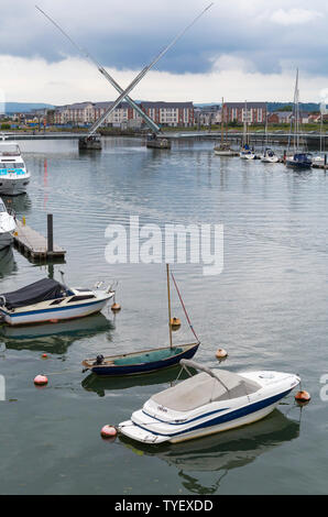 Boote in den Hafen von Poole mit Twin Segel Brücke in Poole, Dorset UK im Juni Stockfoto