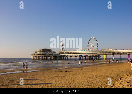 Den Haag (Den Haag), die Niederlande, Holland,, 20. April 2019. Scheveningen ist ein langer Sandstrand, Promenade, ein Pier, ein Riesenrad und ein BUNGY Stockfoto