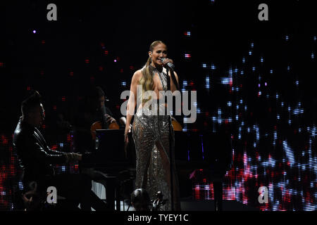 Latin artist Jennifer Lopez führt während der 2017 Billboard Latin Music Awards und zeigen bei der Bank United Center, Universität von Miami, Miami, Florida am 27. April 2017. Foto von Gary ich Rothstein/UPI Stockfoto