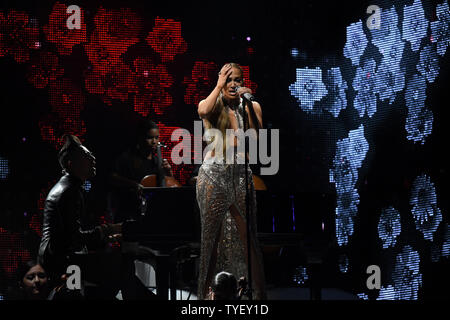 Latin artist Jennifer Lopez führt während der 2017 Billboard Latin Music Awards und zeigen bei der Bank United Center, Universität von Miami, Miami, Florida am 27. April 2017. Foto von Gary ich Rothstein/UPI Stockfoto