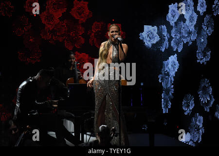 Latin artist Jennifer Lopez führt während der 2017 Billboard Latin Music Awards und zeigen bei der Bank United Center, Universität von Miami, Miami, Florida am 27. April 2017. Foto von Gary ich Rothstein/UPI Stockfoto