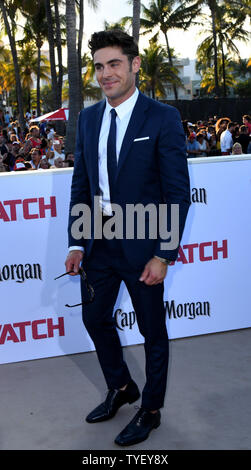 Warf Mitglied Zac Efron nimmt die US-Premiere des Motion picture Baywatch in der Lummus Park, Miami Beach, Florida, 13. Mai 2017. Der Film ist ein Remake der TV-Serie, lief von 1989-2001. Foto von Gary ich Rothstein/UPI Stockfoto