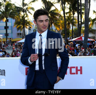 Warf Mitglied Zac Efron nimmt die US-Premiere des Motion picture Baywatch in der Lummus Park, Miami Beach, Florida, 13. Mai 2017. Der Film ist ein Remake der TV-Serie, lief von 1989-2001. Foto von Gary ich Rothstein/UPI Stockfoto