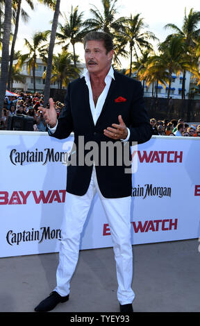 TV cast Mitglied David Hasselhoff nimmt die US-Premiere des Motion picture Baywatch in der Lummus Park, Miami Beach, Florida, 13. Mai 2017. Der Film ist ein Remake der TV-Serie, lief von 1989-2001. Foto von Gary ich Rothstein/UPI Stockfoto