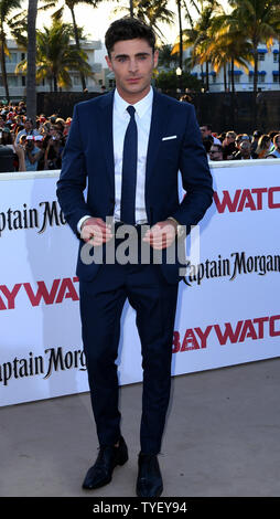 Warf Mitglied Zac Efron nimmt die US-Premiere des Motion picture Baywatch in der Lummus Park, Miami Beach, Florida, 13. Mai 2017. Der Film ist ein Remake der TV-Serie, lief von 1989-2001. Foto von Gary ich Rothstein/UPI Stockfoto