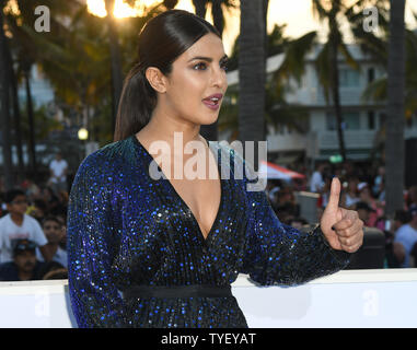 Warf Mitglied Priyanka Chopra nimmt die US-Premiere des Motion picture Baywatch in der Lummus Park, Miami Beach, Florida, 13. Mai 2017. Der Film ist ein Remake der TV-Serie, lief von 1989-2001. Foto von Gary ich Rothstein/UPI Stockfoto