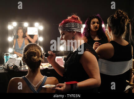 Eine Landebahn Modell verfügt über Make-up und Haare backstage bei Funkshion Miami Schwimmen Woche in Miami Beach, Florida, 21. Juli 2017 durchgeführt. Foto von Gary ich Rothstein/UPI Stockfoto