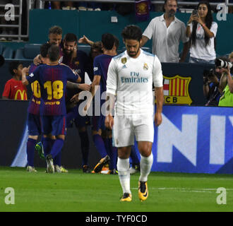 Von Barcelona Gerard Pique (3) feiert nach dem Scoring auf Real Madrids Torwart Keylor Navas (1) in der zweiten Hälfte des El Classic Match im Hard Rock Stadion in Miami, Florida, am 29. Juli 2017. Barcelona besiegt Real Madrid 3-2. Foto von Gary ich Rothstein/UPI Stockfoto