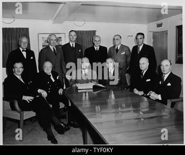 Foto der Teilnehmer in einer Konferenz an Bord Präsident Trumans Yacht, die U.S.S. WILLIAMSBURG: (sitzend, rechts) der britische Außenminister Anthony Eden links; der britische Premierminister Winston Churchill, Präsident Truman, Außenminister Dean Acheson; US-Finanzminister John Snyder; Verteidigungsminister Robert Lovett; (stehend, rechts) Walter Gifford, US-Botschafter in Großbritannien; General Omar Bradley, Vorsitzende des Generalstabs, Oliver Franks, britischer Botschafter in den USA; Lord Cherwell, britischen Zahlmeisters Allgemeine; Lord Ismay, britische Staatssekretär fo Links Stockfoto