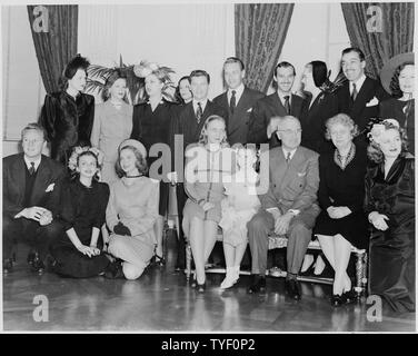 Foto von Filmstars mit Präsident Truman und seine Familie im Weißen Haus Posing: (vordere Reihe, von links nach rechts) Van Johnson; Ilene Woods; Diana Lynn; Margaret Truman, Margaret O'Brien; der Präsident; Frau Truman; Constance Moore; (hintere Reihe, von links nach rechts) Jo Stafford; Eleanor Lambert; Angela Lansbury; Helen Sioussat; Eddie Bracken; Paul Henreid, Zachary Scott; Alexis Smith; Cesar Romero; Lucy Munroe. Stockfoto