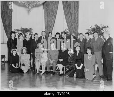 Foto von Filmstars mit Präsident Truman und seine Familie im Weißen Haus Posing: (vordere Reihe, von links nach rechts) Ilene Woods; Diana Lynn; Margaret Truman, Margaret O'Brien; der Präsident; Frau Truman; Constance Moore; Dorothy Kilgallen; Eileen Barton; (hintere Reihe, von links nach rechts) Jo Stafford; Eleanor Lambert; Angela Lansbury; Helen Sioussat; Eddie Bracken; Paul Henreid, Zachary Scott; Alexis Smith; Cesar Romero; Lucy Munroe; William Bendix; Reginald Gardiner; Sgt. Harvey Stein; Charles Coburn. Stockfoto