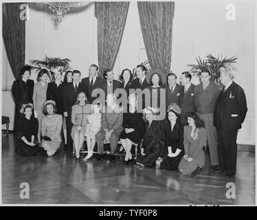 Foto von Filmstars mit Präsident Truman und seine Familie im Weißen Haus Posing: (vordere Reihe, von links nach rechts) Ilene Woods; Diana Lynn; Margaret Truman, Margaret O'Brien; der Präsident; Frau Truman; Constance Moore; Dorothy Kilgallen; Eileen Barton; (hintere Reihe, von links nach rechts) Jo Stafford; Eleanor Lambert; Angela Lansbury; Helen Sioussat; Eddie Bracken; Paul Henreid, Zachary Scott; Alexis Smith; Cesar Romero; Lucy Munroe; William Bendix; Reginald Gardiner; Sgt. Harvey Stein; Charles Coburn. Stockfoto