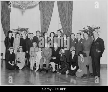 Foto von Filmstars mit Präsident Truman und seine Familie im Weißen Haus posieren. Stockfoto