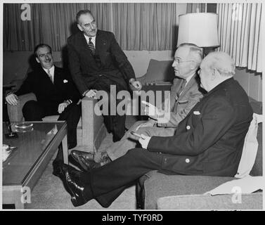 Foto der Teilnehmer in einer Konferenz an Bord Präsident Trumans Yacht, die U.S.S. WILLIAMSBURG: (von links nach rechts) der britische Außenminister Anthony Eden; Außenminister Dean Acheson; Präsident Truman, der britische Premierminister Winston Churchill. Stockfoto