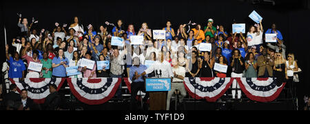 Der ehemalige Präsident Barack Obama, Kampagnen für Demokratische Tallahassee Florida's Bürgermeister Andrew Gillium Anwärter für Regler und Senator Bill Nelson Kandidat für einen anderen Senats Begriff im Eispalast Filme Studio in Miami, Florida, am 2. November 2018. Foto von Gary ich Rothstein/UPI Stockfoto