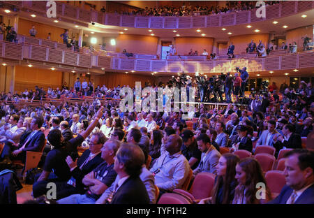 Miami MLS Fans und Medien für die Stat von David Beckham's, Pressekonferenz in der Adrienne Arsht Center in Miami, Florida, 29. Januar 2018 warten. Foto von Gary ich Rothstein/UPI. Stockfoto