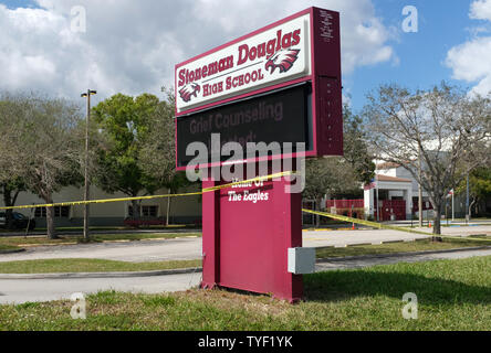 Ein Zeichen sagen Studenten, wo Sie bekommen können Trauer Beratung ist außerhalb des Marjory Stoneman Douglas High School, 18. Februar 2018 in Parkland, Florida angezeigt. Schule soll am Montag Februar 26, 2018 wieder zu öffnen. Ein ehemaliger Schüler wird in der Haft nach 17 Schüler und Lehrer ermordet wurden. Foto von Gary Rothstein/UPI Stockfoto