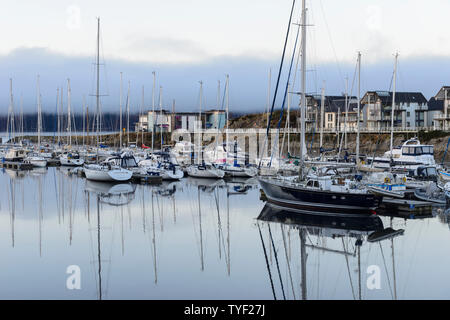 Blick auf Portavadie Marina bei Tagesanbruch am Loch Fyne in Argyll und Bute, Schottland, Großbritannien Stockfoto