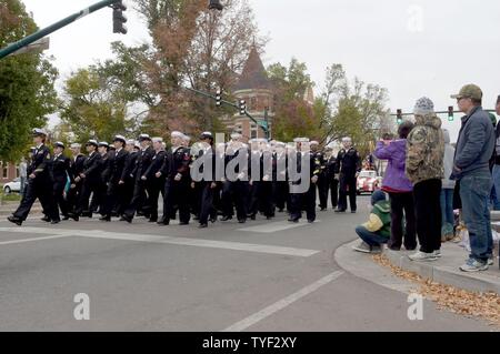 COLORADO SPRINGS, Colo (5. November 2016) Segler aus Navy Operational Support Center Fort Carson März während des Colorado Springs Veterans Day Parade. Die Parade geehrt US-service Mitglieder der Vergangenheit und Gegenwart in diesem Jahr Veterans Day am 07.11.11 zu gedenken. Stockfoto