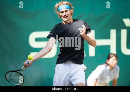 Alexander Zverev (GER) mit Kugel, Single Action mit Kugel, Aktion, halb Bild, halb Abbildung, Tennis, Viertelfinale, 27 NOVENTI Open 2019 ATP World Tour am 21.06.2019 in Halle (Westf.)/Deutschland. | Verwendung weltweit Stockfoto