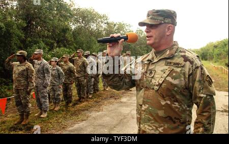 Armee Sgt. 1. Klasse Randall B. Wight, Sänger, U.S. Army Feld Band, singt die Star-Spangled Banner während der Eröffnungsfeier für die Harten Mudder Endurance Challenge Nov. 5, 2016, in Palm Bay, Fla. Wight, ein Eingeborener von Syracuse, New York, ist seit mehr als 20 Soldaten der 143. sustainment Command (Auslandseinsätze), die moralische Unterstützung für Tausende von harten Mudder Herausforderer, brüllte ein herausfordern, "Hooah", bevor der Ladevorgang über den Start ihrer 11 Meile Trek mit einzigartig Hindernisse mit Schlamm, Seile, Folien, Tunnel und sogar spannungsführenden Leitungen ausgelegt gestreut zu beginnen. Stockfoto