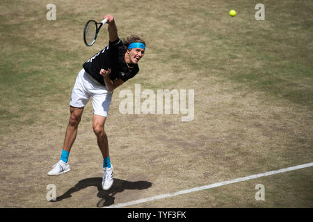 Alexander Zverev (GER) mit Kugel, Single Action mit Kugel, Aktion, vollständige Abbildung, Servieren, Servieren, Tennis, Viertelfinale, 27 NOVENTI Open 2019 ATP World Tour am 21.06.2019 in Halle (Westf.)/Deutschland. | Verwendung weltweit Stockfoto