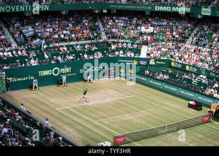 Alexander Zverev (GER) mit Kugel, Single Action mit Kugel, Aktion, vollständige Abbildung, Tennis, Viertelfinale, 27 NOVENTI Open 2019 ATP World Tour am 21.06.2019 in Halle (Westf.)/Deutschland. | Verwendung weltweit Stockfoto