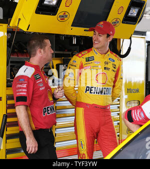 Joey Logano Fahrer des Shell Pennzoil Ford (22) mit seiner Crew in seiner Garage Bereich während der Praxis an der NASCAR Cup Series 20. jährlichen Ford EcoBoost 400 auf dem Homestead-Miami Speedway in Homestead, Florida am 17. November 2018. Foto von Gary ich Rothstein/UPI Stockfoto