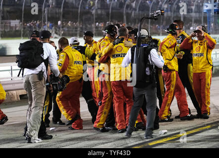 Joey Logano (22) Pit Crew feiert Essen die NASCAR Serie Cup Meisterschaft und EcoBoost 400 Race' an Homestead-Miami Speedway in Homestead, Florida am 18. November 2018. Foto von Gary ich Rothstein/UPI Stockfoto