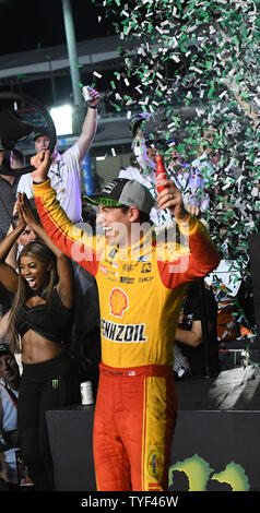 Joey Logano (22)) feiert Essen die NASCAR Serie Cup Meisterschaft und EcoBoost 400 Race' an Homestead-Miami Speedway in Homestead, Florida am 18. November 2018. Foto von Gary ich Rothstein/UPI Stockfoto