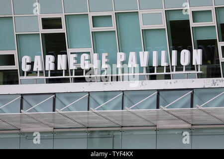 Carnegie Pavillon signage während Yorkshire CCC CCC, Specsavers vs Essex County Championship Division 1 Kricket im Emerald Headingley Cricket Ground auf Stockfoto