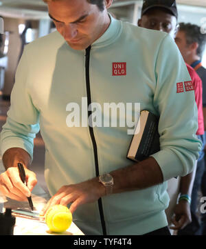 Roger Federer stoppt Autographe während Medien Tag im Miami offen im Hard Rock Stadion in Miami Gardens, Florida am März 20, 2019 anmelden. Foto von Gary ich Rothstein/UPI Stockfoto