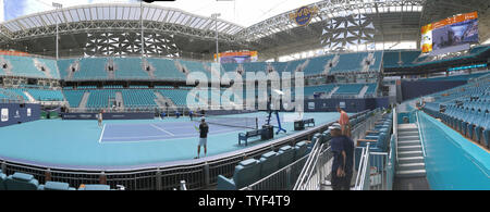Spieler Praxis auf dem Center Court in der neuen Heimat der Miami Öffnen im Hard Rock Stadion in Miami Gardens, Florida am 20. März 2019. Foto von Gary ich Rothstein/UPI Stockfoto