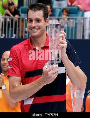 John Isner aus den USA hält der Läufer oben Trophäe, nachdem er durch Roger Federer aus der Schweiz im Finale der Männer im Miami Öffnen im Hard Rock Stadion in Miami Gardens, Florida am 31. März 2019 abgelehnt. Federer besiegt Isner 6-1 6-4 für seine 101 st. Karriere gewinnen. Foto von Gary ich Rothstein/UPI Stockfoto