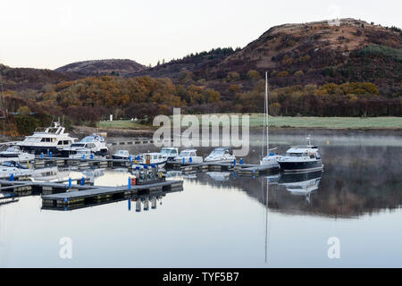 Blick auf Portavadie Marina bei Tagesanbruch am Loch Fyne in Argyll und Bute, Schottland, Großbritannien Stockfoto