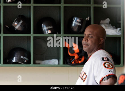 San Francisco Giants slugger Barry Bonds Uhren aus dem Dugout im neunten Inning als die Milwaukee Brewers die Riesen besiegte 7-5 am Miller Park in Milwaukee, 22. Juli 2007. (UPI Foto/Markierung Cowan) Stockfoto