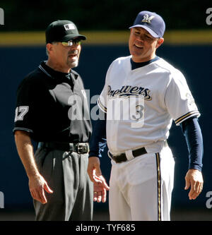 Milwaukee Brewers Manager Ned Yost argumentiert mit der zweiten Base umpire John hirschbeck, ob Ryan Braun Doppel aus der Mitte Feld Wand war ein Home Run im ersten Inning gegen die San Diego Padres am Miller Park am 30. September 2007 in Milwaukee, Wisconsin. Der Hit war ein Doppelzimmer. (UPI Foto/Brian Kersey) Stockfoto