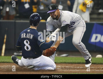 Milwaukee Brewers Ryan Braun (8) Versucht, Ergebnis aus der zweiten Base auf einer geführten Kugel aber wird von den Colorado Rockies Krug Antonio Senzatela (49) Während der ersten Inning der National League Division Series Spiel eins am Miller Park am 4. Oktober 2018 Schlagwörter in Milwaukee. Foto von Kamil Krzaczynski/UPI Stockfoto