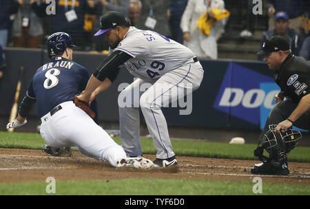 Milwaukee Brewers Ryan Braun (8) Versucht, Ergebnis aus der zweiten Base auf einer geführten Kugel aber wird von den Colorado Rockies Krug Antonio Senzatela (49) Während der ersten Inning der National League Division Series Spiel eins am Miller Park am 4. Oktober 2018 Schlagwörter in Milwaukee. Foto von Kamil Krzaczynski/UPI Stockfoto