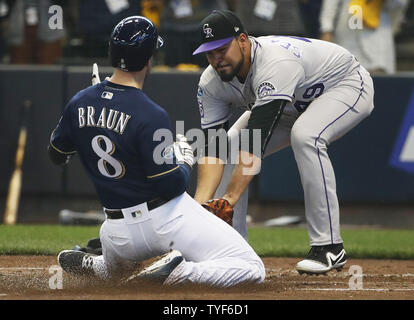 Milwaukee Brewers Ryan Braun (8) Versucht, Ergebnis aus der zweiten Base auf einer geführten Kugel aber wird von den Colorado Rockies Krug Antonio Senzatela (49) Während der ersten Inning der National League Division Series Spiel eins am Miller Park am 4. Oktober 2018 Schlagwörter in Milwaukee. Foto von Kamil Krzaczynski/UPI Stockfoto