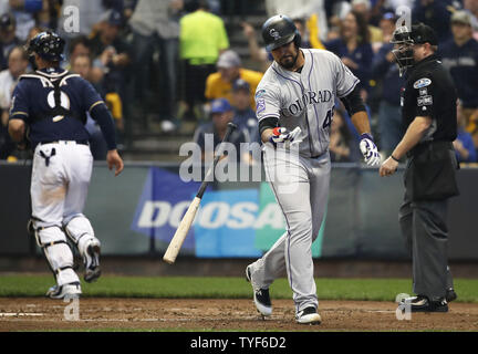 Colorado Rockies Krug Antonio Senzatela reagiert nach dem Markanten bis zum Ende der dritten Inning gegen die Milwaukee Brewers in der National League Division Series Spiel eins am Miller Park am 4. Oktober 2018 in Milwaukee. Foto von Kamil Krzaczynski/UPI Stockfoto