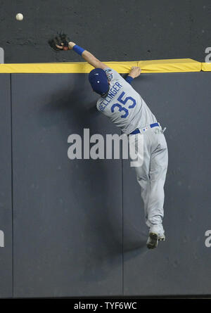 Los Angeles Dodgers outfielder Cody Bellinger Sprünge für solo Milwaukee Brewers shortstop Orlando Arcia's Home während der fünften Inning in die National League Championship Series Spiel zwei laufen am Miller Park am 13. Oktober 2018 in Milwaukee. Die Brauer führen die Reihe 1-0 über die Schwindler. Foto von Brian Kersey/UPI Stockfoto