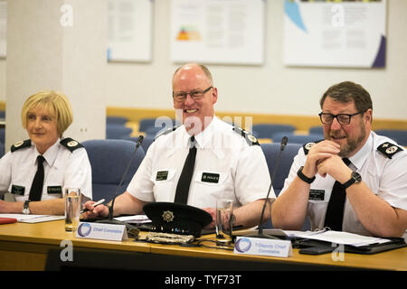 Ausgehende PSNI Polizeichef Sir George Hamilton (Mitte) mit temporären stellvertretender Chief Constable Stephen Martin, (rechts) und T/Assistent Chief Constable Barbara Grau, bei der Abschlusssitzung der Polizeichef des Northern Ireland Policing Board in Belfast. Stockfoto