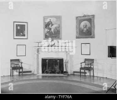 Foto der Kamin im Oval Office im Weißen Haus, mit einem Portrait von Simon Bolivar über dem Kamin hängen, durch Porträts von Franklin D. Roosevelt und George Washington flankiert. Stockfoto