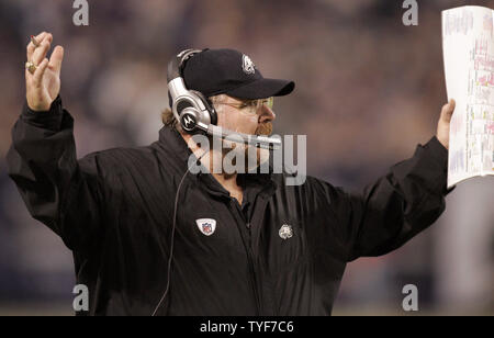 Philadelphia Eagles Head Coach Andy Reid reagiert auf einen Anruf in der ersten Hälfte Ihrer 26-14 Gewinn über die Minnesota Vikings in ihrem NFC Wild Card Spiel beim Metrodome in Minneapolis am 4. Januar 2009. (UPI Foto/Markierung Cowan) Stockfoto