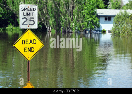 Der Souris River ist die Schwellung in der Größe und damit Deiche gebaut das Wasser in Minot, North Dakota zu enthalten, am 22. Juni 2011. Juni 29, 2011, Maus Fluss Drücke und Höhen wird eine noch nie da gewesene - sieben bis zehn Meter höher als die all Time record mit Druck erreichen ca. 16.000 Kubikmeter pro Sekunde erreichen. Am 22. Juni 2011 wird der Fluss, verletzt die Deiche und die Warnung Sirenen ertönen, die sofortige Evakuierung von über 11.000 Minot Bewohnern zu gehören fast 1.000 Air Force Global Strike Command Flieger. UPI/Jesse Lopez/US Air Force Stockfoto