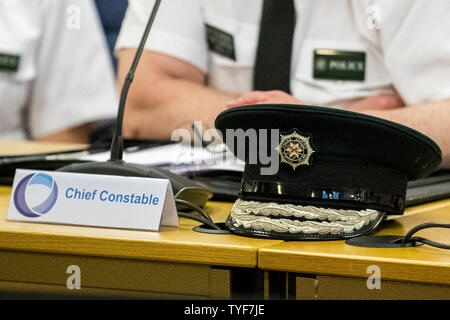 Die Hut- und Name Tag der ausgehenden PSNI Polizeichef Sir George Hamilton während seiner letzten Tagung des Northern Ireland Policing Board in Belfast. Stockfoto