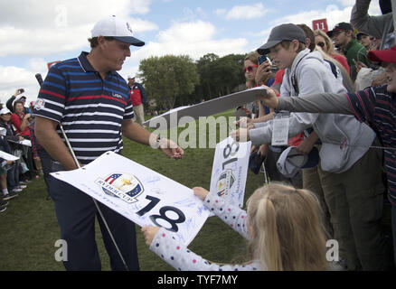 USA Team Mitglied Phil Mickelson grüßt Fans während einer Praxis, die vor dem Jahr 2016 Ryder Cup in Hazeltine National Golf Club in Chaska, Minnesota am 29. September 2016. Foto von Kevin Dietsch/UPI Stockfoto