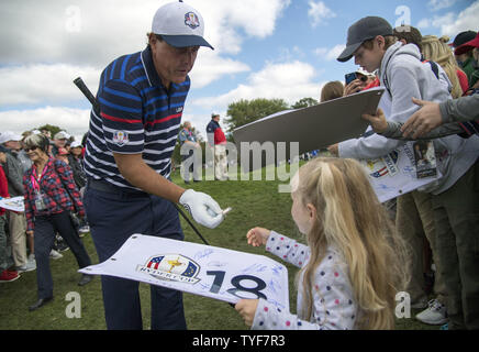 USA Team Mitglied Phil Mickelson grüßt Fans während einer Praxis, die vor dem Jahr 2016 Ryder Cup in Hazeltine National Golf Club in Chaska, Minnesota am 29. September 2016. Foto von Kevin Dietsch/UPI Stockfoto